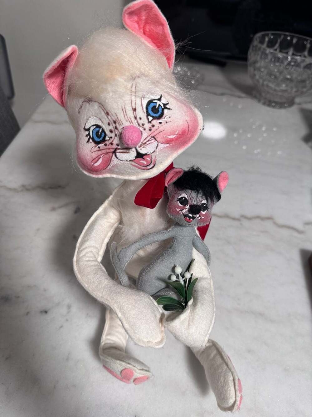 Annalee Mobilitee Vintage White Cat Holding Grey Mouse with Mistletoe Doll